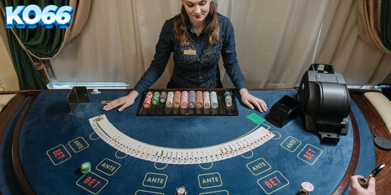 dealer-chia-bai-xinh-dep-ko66 Dealer chia bài đang thực hiện thao tác chia bài chuẩn xác trên bàn Baccarat trực tuyến