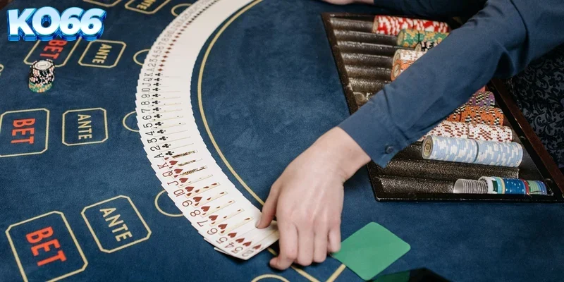 dealer-chia-bai-xinh-dep-ko66 Góc quay cận cảnh bàn cước casino trực tuyến đảm bảo tính minh bạch tuyệt đối