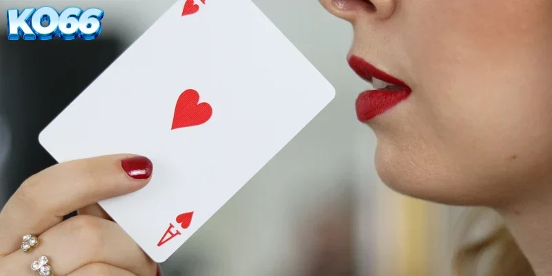 Cận cảnh Dealer chia bài và bảng hiển thị lịch sử cược Baccarat