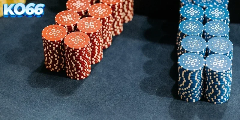 Người chơi đang phân tích các lá bài Blackjack KO66 để đưa ra quyết định chiến thuật chuẩn xác