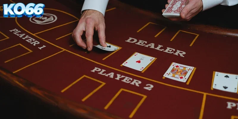 Giao diện lựa chọn và quyết định tố hoặc bỏ bài trong một ván Poker kịch tính